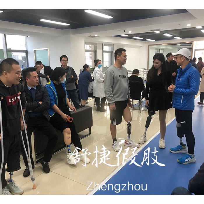 假肢裝配訓(xùn)練中.jpg
