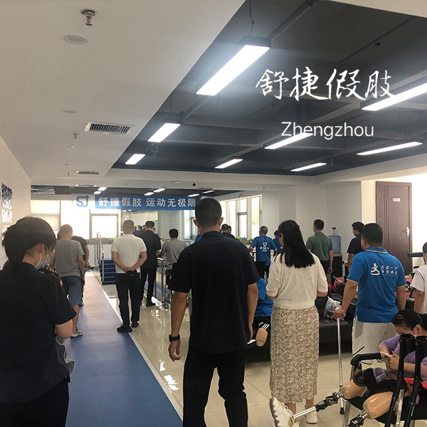 舒捷假肢訓練大廳正在訓練中.jpg