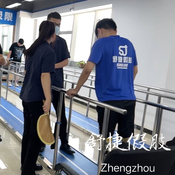 雙大腿假肢訓(xùn)練.jpg